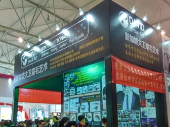 木质工厂展台设计 成都年会与节目氛围搭建的匠心之道